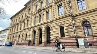 Am Karlsruher Landgericht hat der Prozess gegen einen mutmaßlichen Salafisten aus Freiburg begonnen.