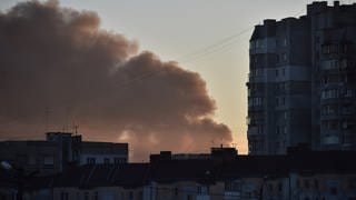 Dichte Rauchwolken nach Raketenangriff auf Lwiw, die Partnerstadt von Freiburg