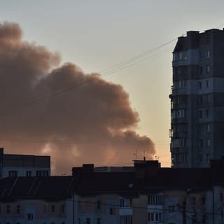 Dichte Rauchwolken nach Raketenangriff auf Lwiw, die Partnerstadt von Freiburg