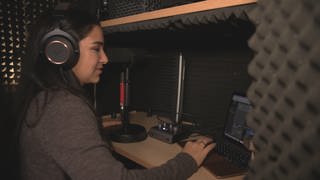 Esra Meral kann wie die Sprachassistentin Alexa sprechen.