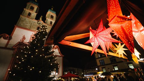Rote Weihnachtssterne leuchten auf dem Weihnachtsmarkt in Bad Säckingen