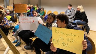 Eltern und ihre Kinder protestieren in der Rheinfelder Gemeinderatssitzung gegen Kita-Notstand.