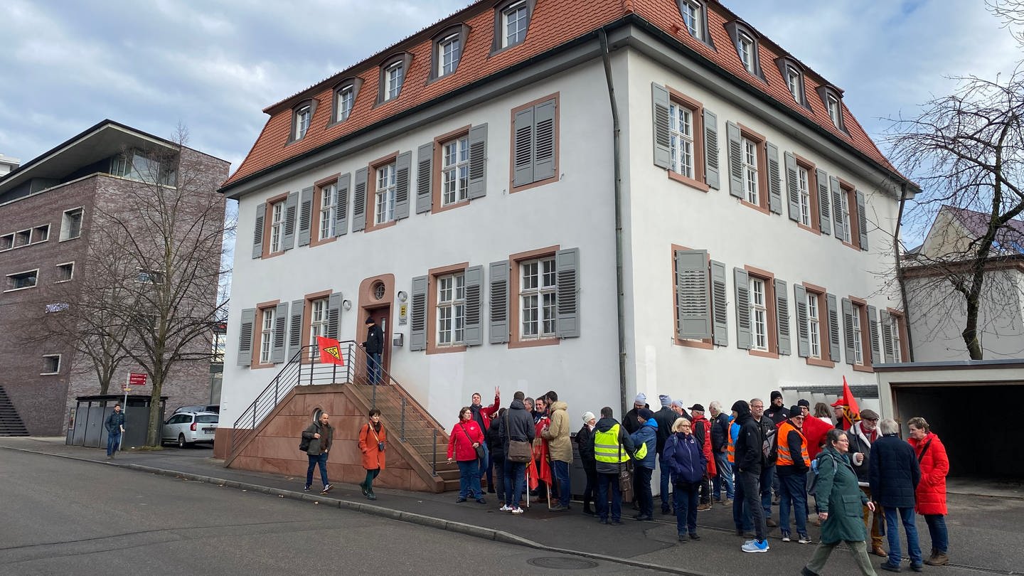Etwa 30 Mitglieder der IG Metall protestieren vor dem Arbeitsgericht Lörrach gegen die mögliche fristlose Kündigung zweier Betriebsräte aus Schopfheim.