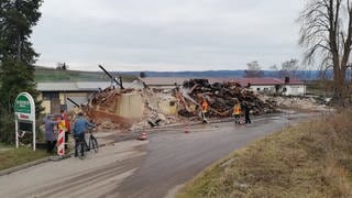 Letzte Löscharbeiten nach einem Gebäudebrand. Das Haus wurde vollständig zerstört.