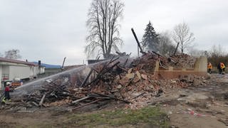 Letzte Löscharbeiten nach einem Gebäudebrand. Das Haus wurde vollständig zerstört.