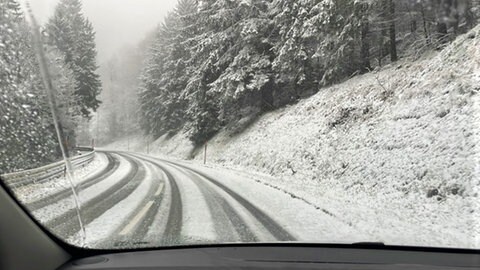 Verschneite Straße auf dem Weg zum Schauinsland