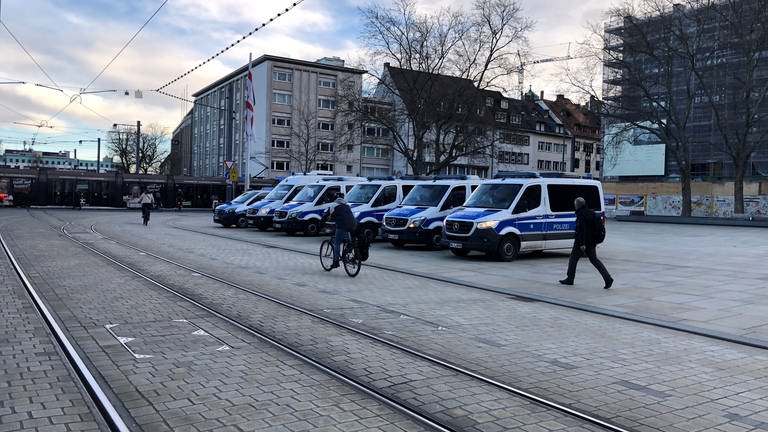 Viele Mannschaftswagen der Polizei stehen am Platz der alten Synagoge und vor dem Stadttheater in Freiburg.