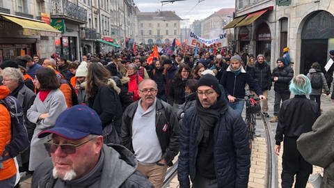 Demonstrierende in der französischen Stadt Besançon
