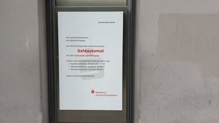 Dort wo früher ein Geldautomat der Sparkasse Lörrach-Rheinfelden war steht jetzt auf einem Schild: "Aus Sicherheitsgründen steht Ihnen dieser Automat nicht mehr zur Verfügung."