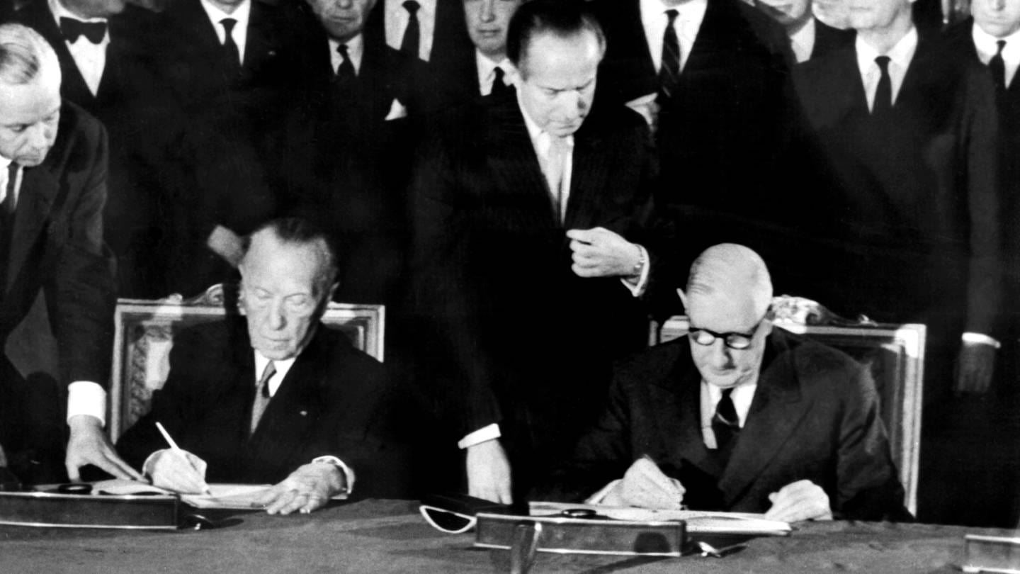 Der französische Staatspräsident Charles de Gaulle (rechts) und der deutsche Bundeskanzler Konrad Adenauer unterzeichnen am 22.01.1963 im Elysee-Palast in Paris den deutsch-französischen Freundschaftsvertrag.