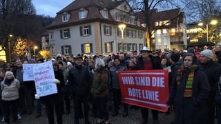 Menschen in Schopfheim demonstrieren gegen die geplante Krankenhausumstrukturierung