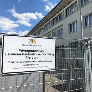 Eingang zur Landeserstaufnahmeeinrichtung LEA in Freiburg