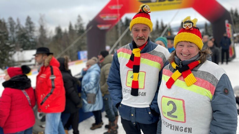 Die Zuschauerinnen und Zuschauer beim Weltcup in Hinterzarten freuen sich aufs Skispringen.