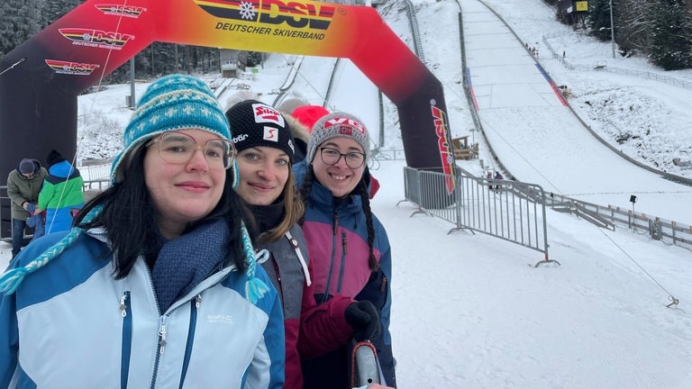 Die Zuschauerinnen und Zuschauer beim Weltcup in Hinterzarten freuen sich aufs Skispringen.