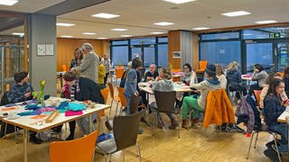 Schülerschaft, Lehrkräfte und Eltern stricken am Droste Hülshoff-Gymnasium Freiburg für Frauenrechte