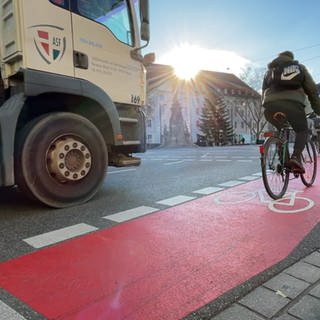 Radfahrer auf einem rot markierten Radweg in Freiburg.