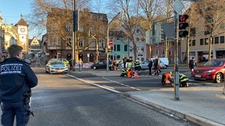 Die "Letzte Generation" blockierte Dienstagmorgen die Straße an der Schwabentorbrücke.