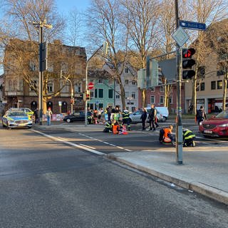 Die "Letzte Generation" blockierte Dienstagmorgen die Straße an der Schwabentorbrücke.