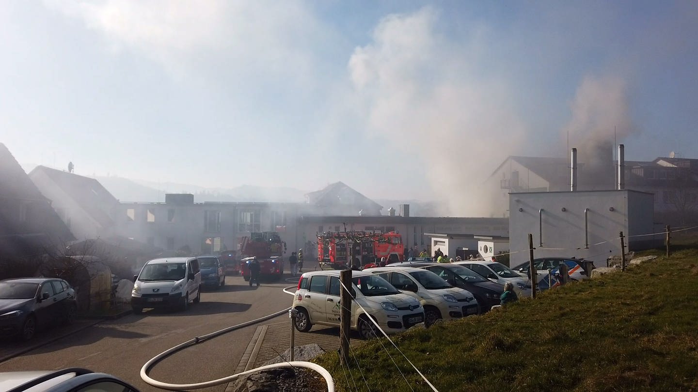 Großeinsatz der Feuerwehr an einem brennenden Gebäude