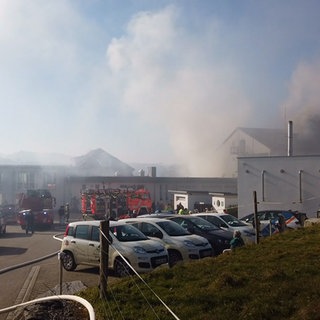 Großeinsatz der Feuerwehr an einem brennenden Gebäude