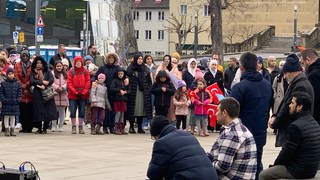 Menschen in Freiburg erinnern an die Erdbebenopfer in Syrien und der Türkei (SWR  Robert Wolf)