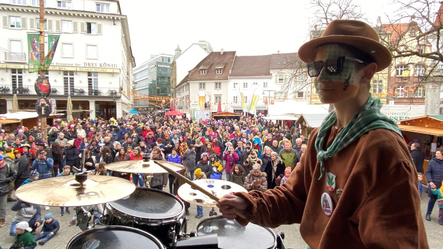 Ein verkleideter Gugge-Musiker spielt auf der Bühne bei der Gugge-Explosion in Lörrach
