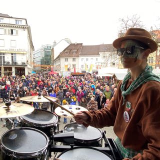 Ein verkleideter Gugge-Musiker spielt auf der Bühne bei der Gugge-Explosion in Lörrach