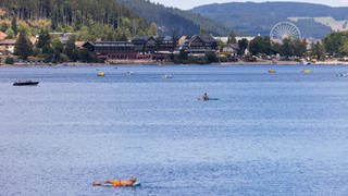 Vor dem Ort ein großer See, auf dem auch Wassersport betrieben wird. 