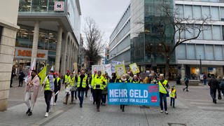 Beschäftigte des Öffentlichen Dienstes streiken in Lörrach. Sie laufen in einem Demozug durch die Innenstadt.