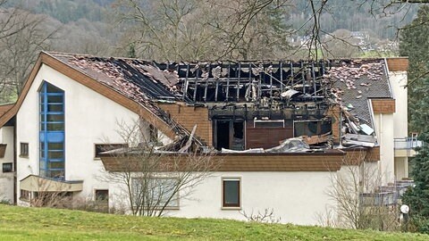 Nach dem Brand ist ein Mehrfamilienhaus in Badenweiler nicht mehr bewohnbar