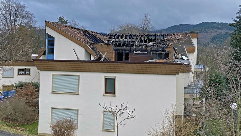 Feuerwehr zum Brand eines Mehrfamilienhauses in Badenweiler