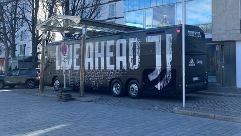Der Bus der Fußballmannschaft von Juventus Turin parkt vor einem Hotel in Freiburg