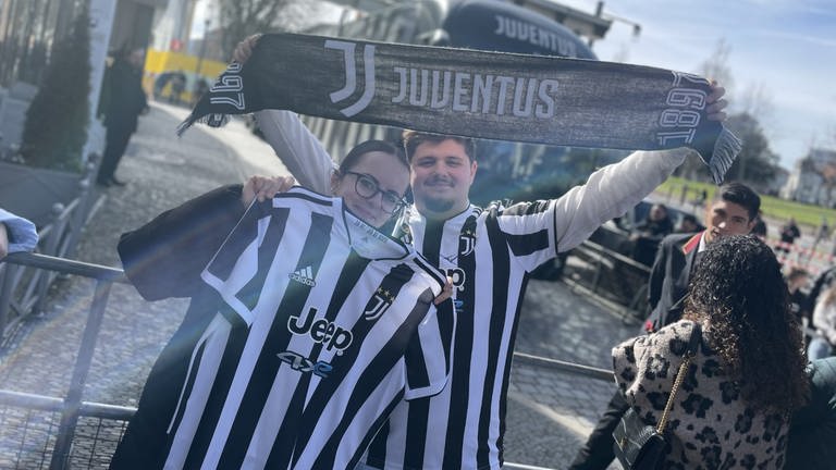 Fans von Juventus Turin in schwarz-weißen Trikots in Freiburg