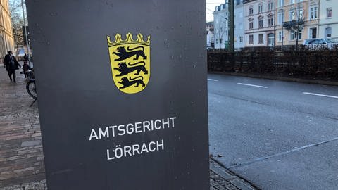 Stele an der Straße mit Wappen und Aufschrift "Amtsgericht Lörrach"
