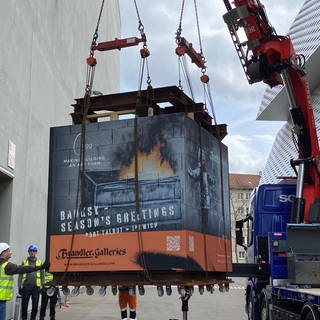 Das fast acht Tonnen schwere Banksy-Kunstwerk "Season´s Greetings" wird in Basel per Kran von einem Schwertransporter gehoben.