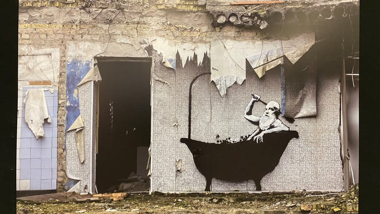 Die Banksy-Ausstellung in Basel zeigt Nachbildungen, Fotos von Werken aus der Ukraine und Originale, darunter drei besprayte Wände aus Großbritannien.
