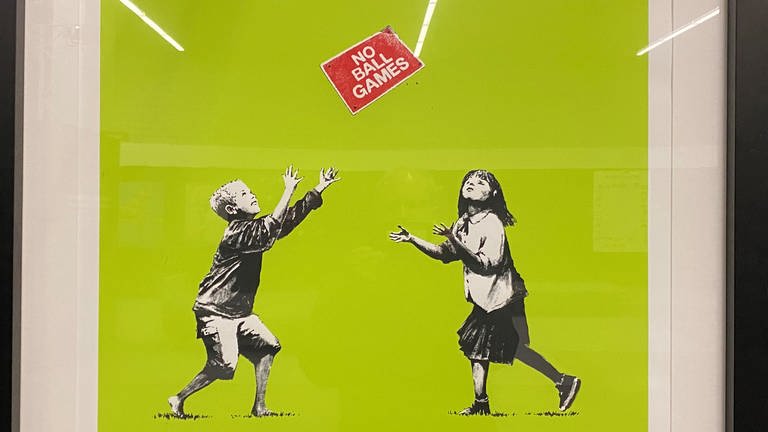 Die Banksy-Ausstellung in Basel zeigt Nachbildungen, Fotos von Werken aus der Ukraine und Originale, darunter drei besprayte Wände aus Großbritannien.