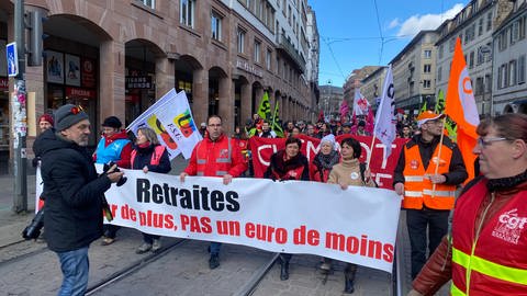 In Straßburg demonstrieren tausende Menschen gegen die geplante Rentenreform. 