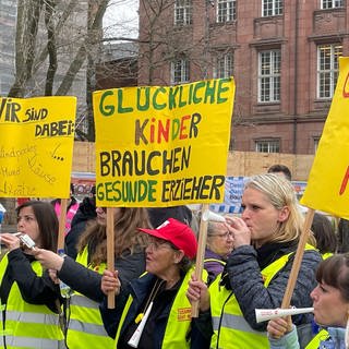 Beschäftigte bei Warnstreiks in Freiburg