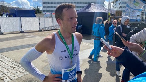 Felix Köhler aus Bad Säckingen (Kreis Waldshut) gewann den Freiburg-Marathon bei den Männern in 2:25:11 Stunden.