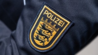 Polizeiabzeichen auf einem Oberarm