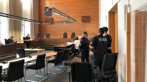 Landgericht Freiburg: Eine Krankenschwester (weißer Pullover) soll versucht haben, ihren Lebensgefährten mit Blutverdünnungsmitteln umzubringen.