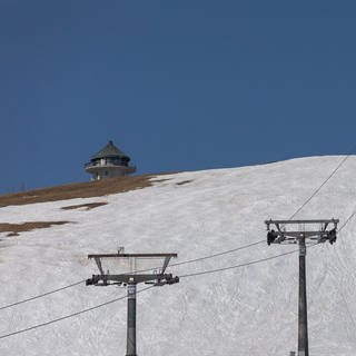 Zwei Wintersportler fahren über die Piste Seebuck auf dem Feldberg.