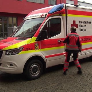 Zwischen Versehen und echten Notfällen: ein Tag bei der Leitstelle des DRK in Freiburg. 