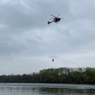 In Breisach am Rhein üben Einsatzkräfte eine Wasserrettung mit einem Helikopter.