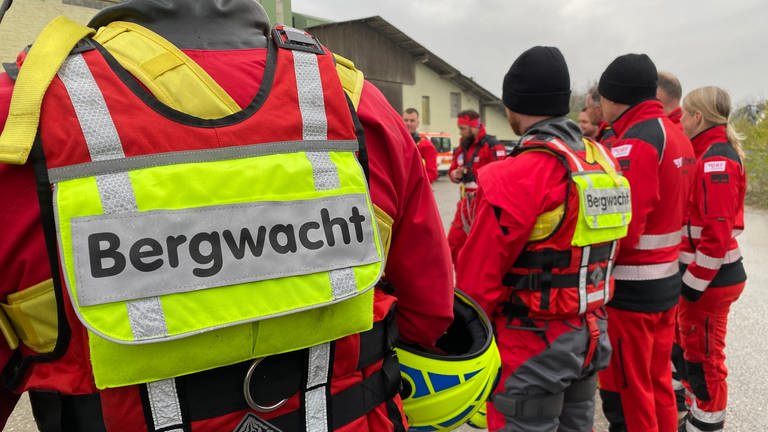 In Breisach haben DLRG und Bergwacht gemeinsam den Ernstfall geübt. Die DLRg war mit ihrem Motorboot auf dem Wasser unterwegs, die Bergwacht mit ihrem rotem Heli in der Luft. 