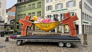 Hängematten-Bischof vor dem Freiburger Münster: Protest-Aktion der Betroffeneninitiative Süddeutschland