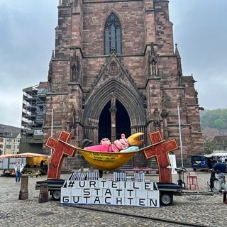 Hängematten-Bischof vor dem Freiburger Münster: Protest-Aktion der Betroffeneninitiative Süddeutschland