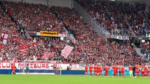 Fans auf der Südtribüne im Europa-Park Stadion beim Heimspiel des SC Freiburg gegen den FC Schalke 04.