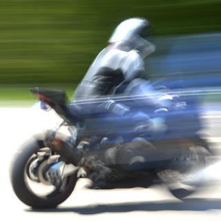 Ein Motorradfahrer in schneller Fahrt.